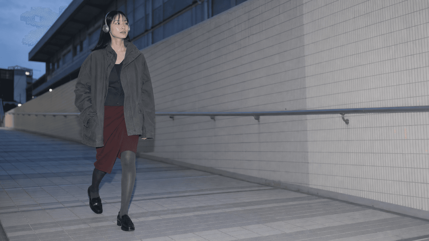 東京の青い夕暮れを歩く、Sumi Greyのタイツ姿の若い成人モデル
